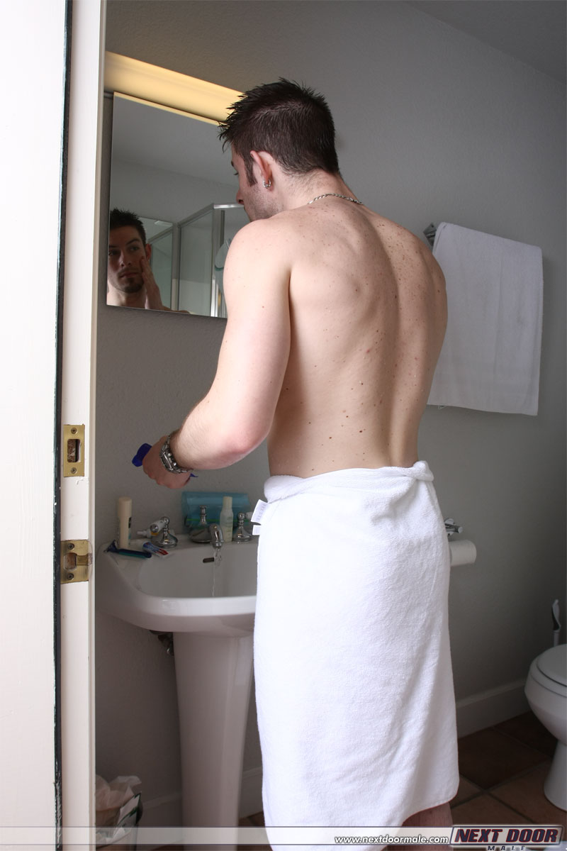 Amateur brunette Mike Roberts jerks off after taking a morning shower  