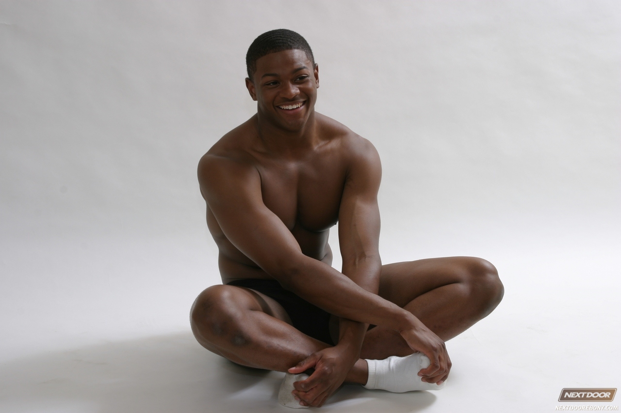 Handsome ebony fella Ricardo reveals his sexy body and jerks off  