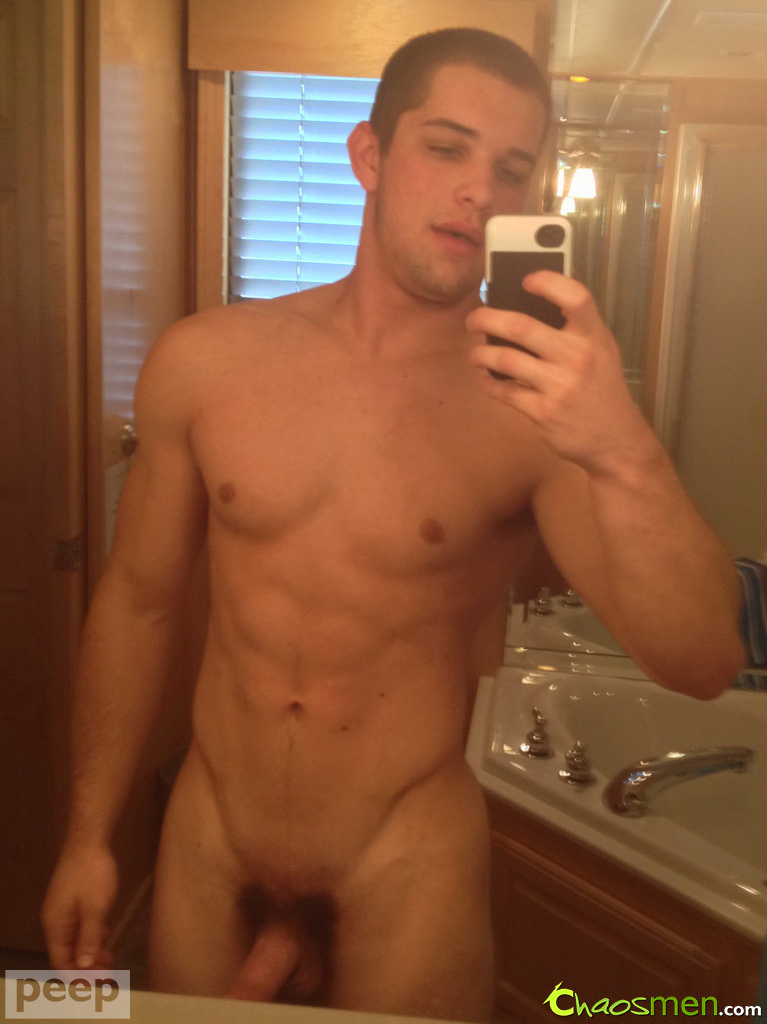 Handsome muscular Glenn strokes is big cock & takes selfies of his ripped body  