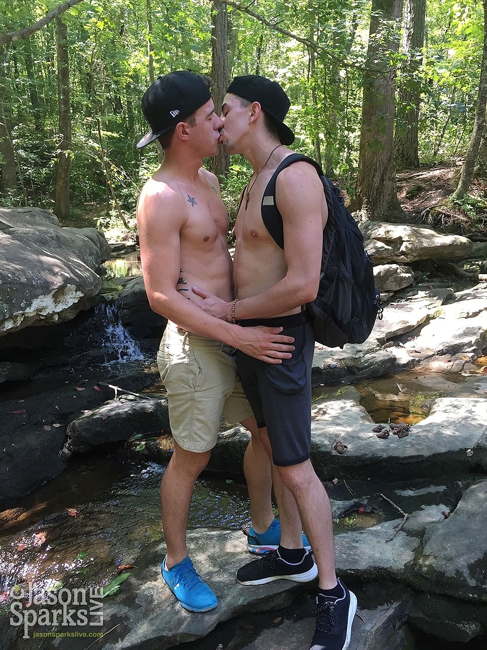 Gay men Jack Hunter & JJ Knight blow each other & have anal sex outdoors  