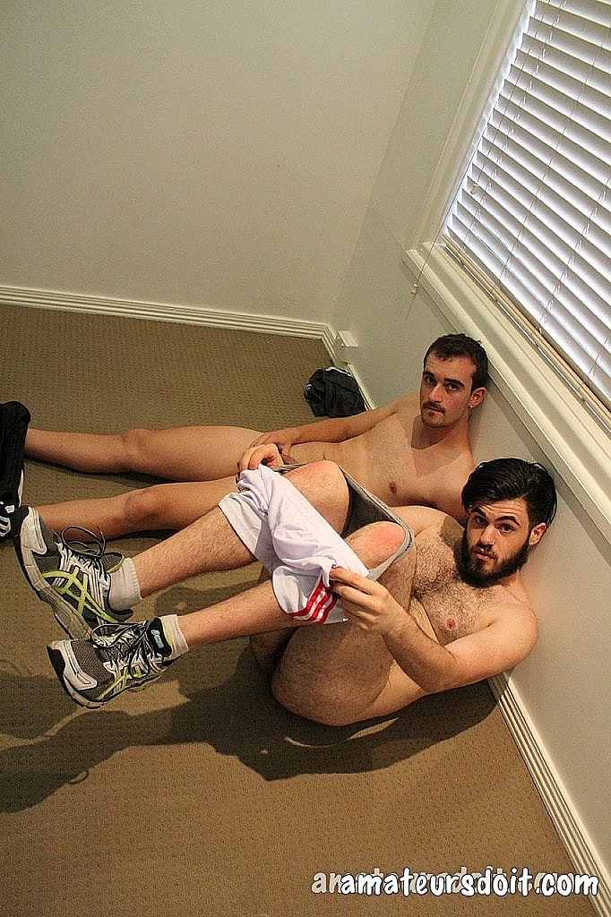 Hot gay amateurs Carter Cumalot and Mitch Bear enjoy a bareback fuck session  